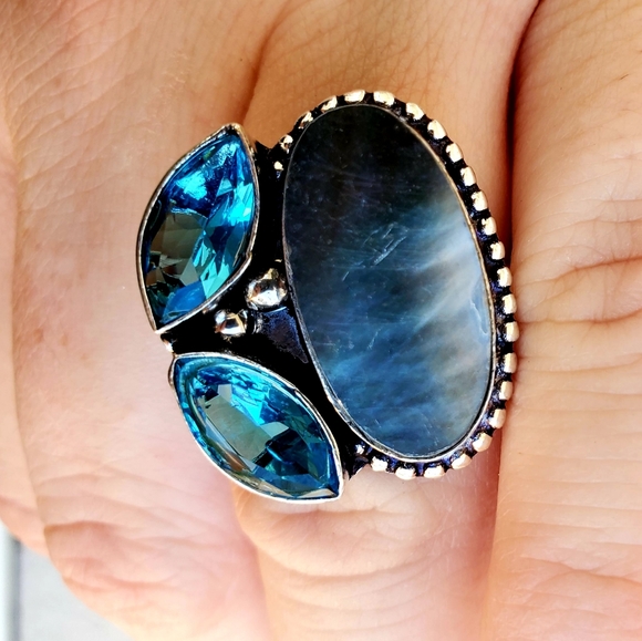 New Mother of Pearl and Blue Topaz 925 Silver Ring. - Picture 3 of 8